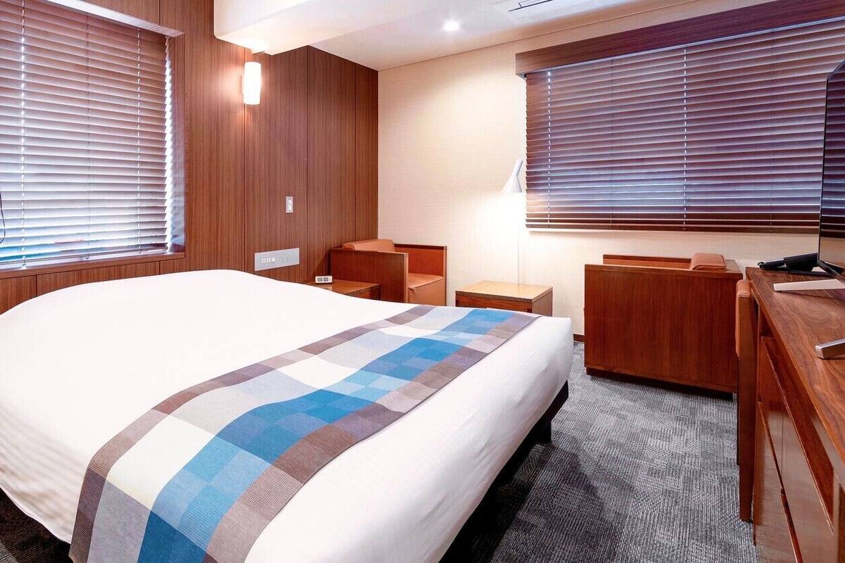 Desk, WiFi (free), bed sheets