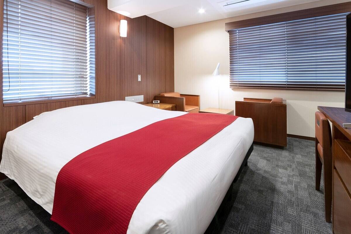 Desk, WiFi (free), bed sheets