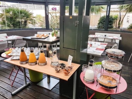 Daily buffet breakfast for a fee. Esatitude Hôtel