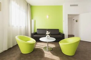 Family Suite, 1 Double Bed with Sofa bed | Living area | TV - Esatitude Hôtel (Nice)