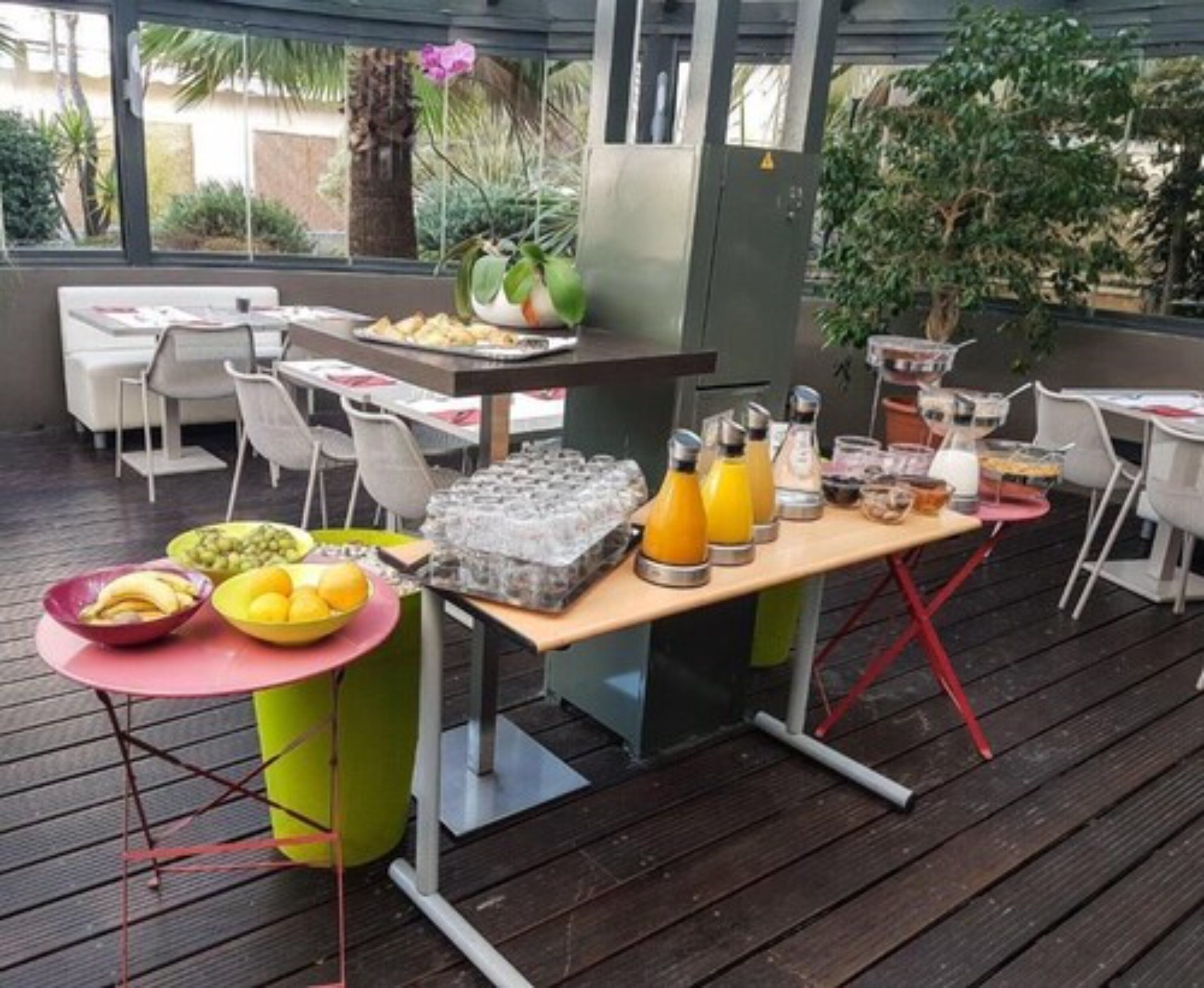 daily cooked-to-order breakfast (eur 12 per person)