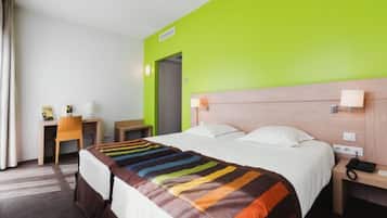 Een kluis op de kamer, een bureau, verduisterende gordijnen