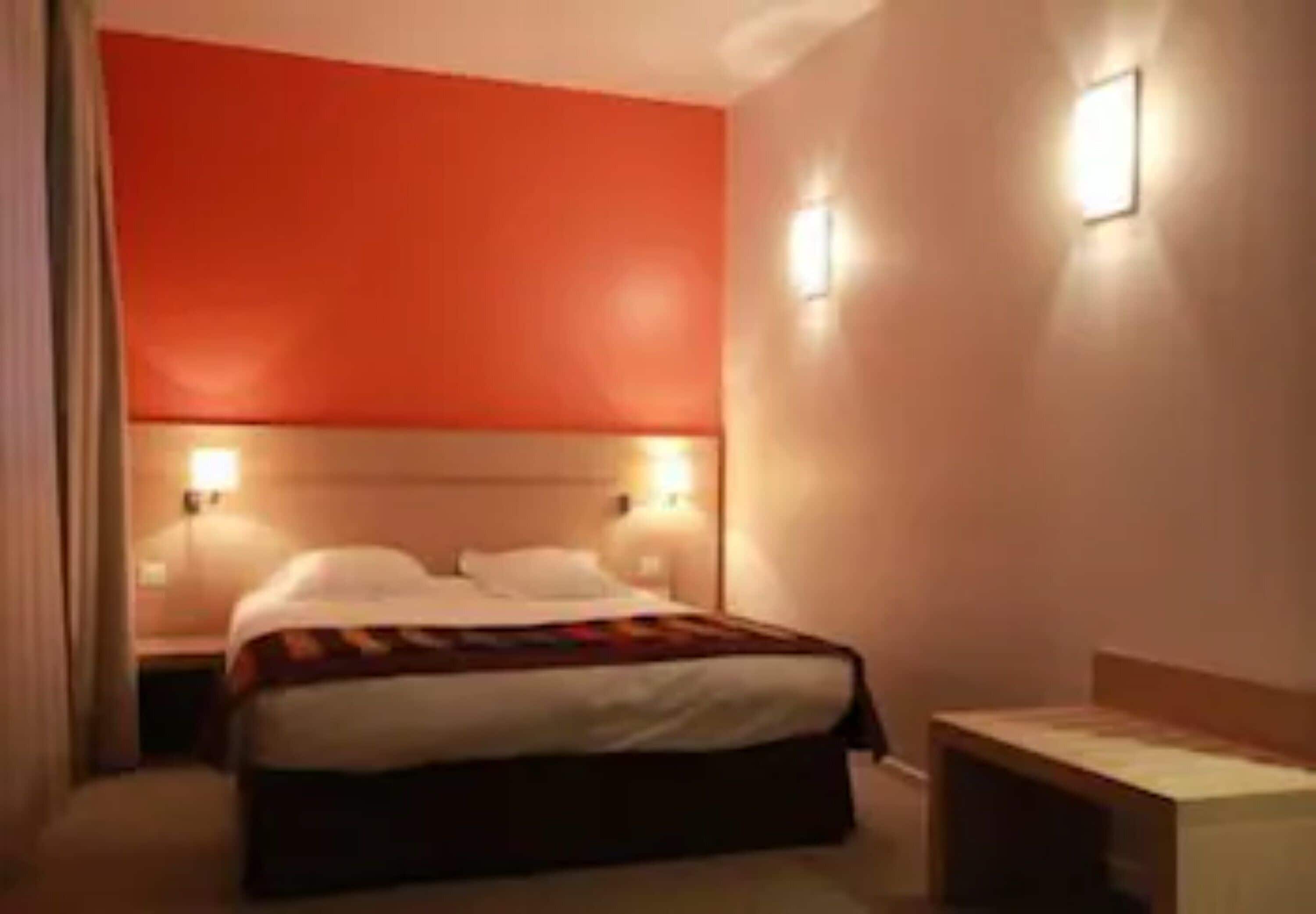 comfort double room, 1 queen bed | in-room safe, desk, blackout curtains, soundproofing