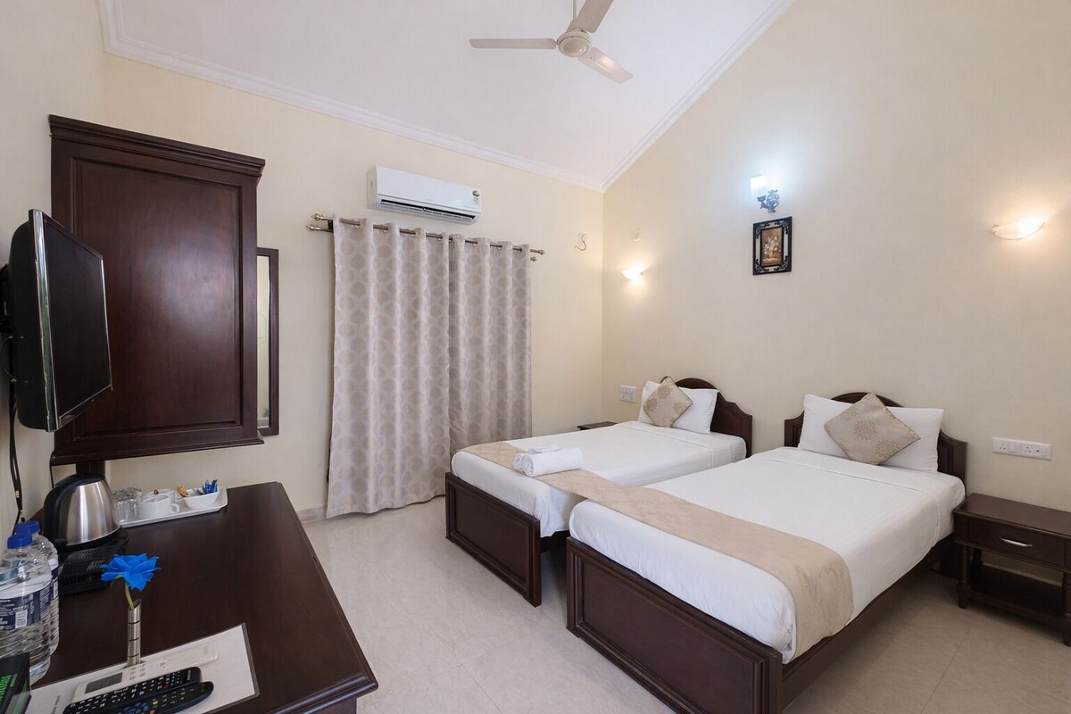 Phòng Deluxe, 1 giường cỡ queen, ban công, quang cảnh hồ bơi | Minibar, bàn, phòng cách âm, bàn ủi/dụng cụ ủi quần áo 