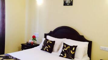 Minibar, desk, soundproofing, iron/ironing board