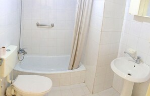 Single Room | Bathroom | Combined shower/tub, spring water tub, towels