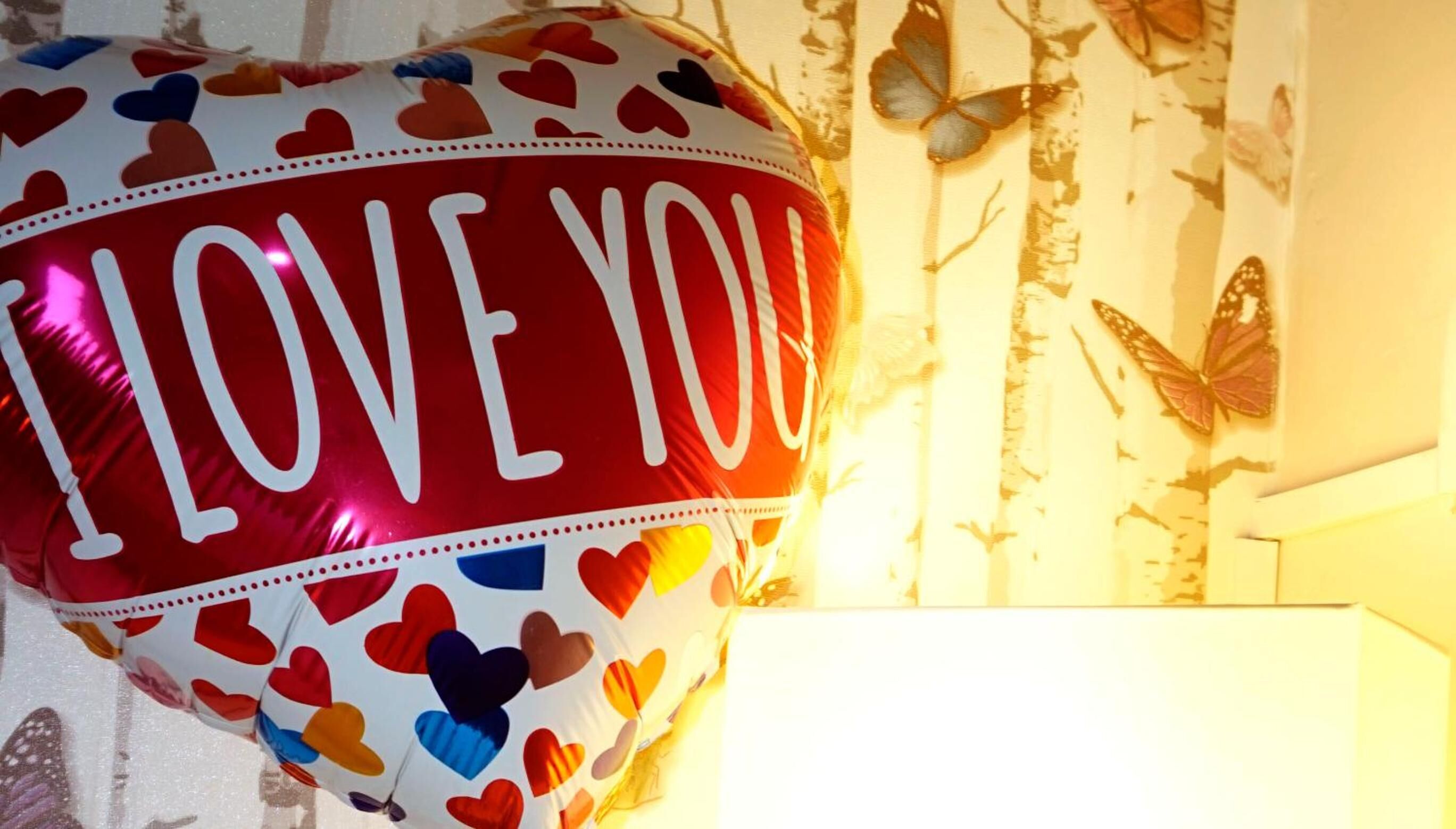 Ein herzförmiger Luftballon mit der Aufschrift 'I LOVE YOU'.