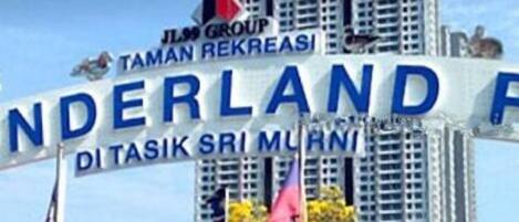 A sign for '99 Wonderland Park' with the text 'TAMAN REKREASI' and 'DI TASIK SRI MURNI'.