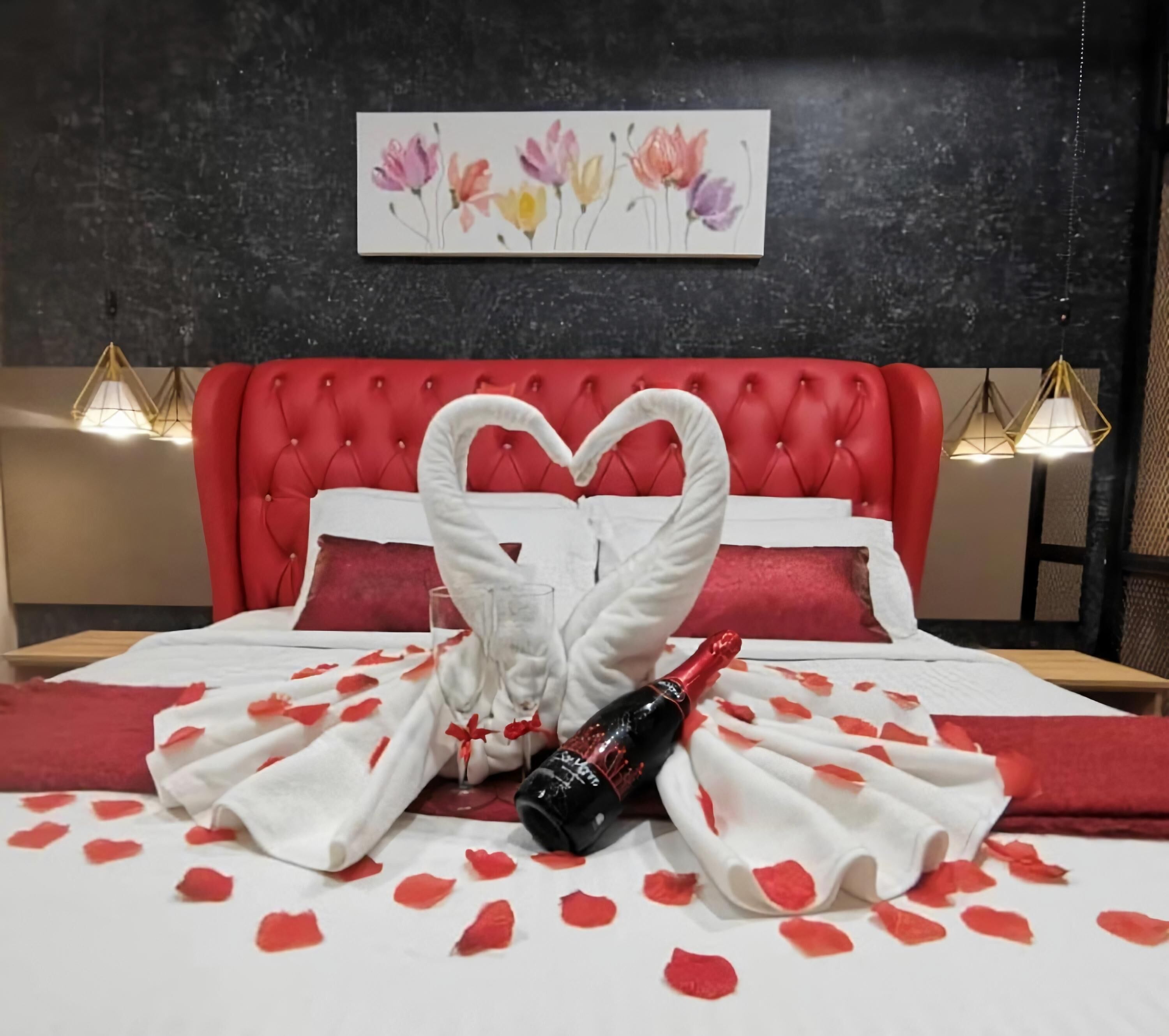 romantic room, 1 queen bed | desk, free wifi
