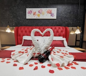 Romantic Room, 1 Queen Bed | Desk, free WiFi
