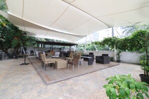 Outdoor dining - Pejaten Valley Residence (Jakarta)