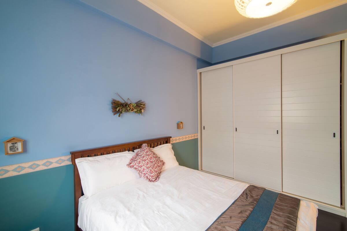 Desk, blackout curtains, rollaway beds, free WiFi