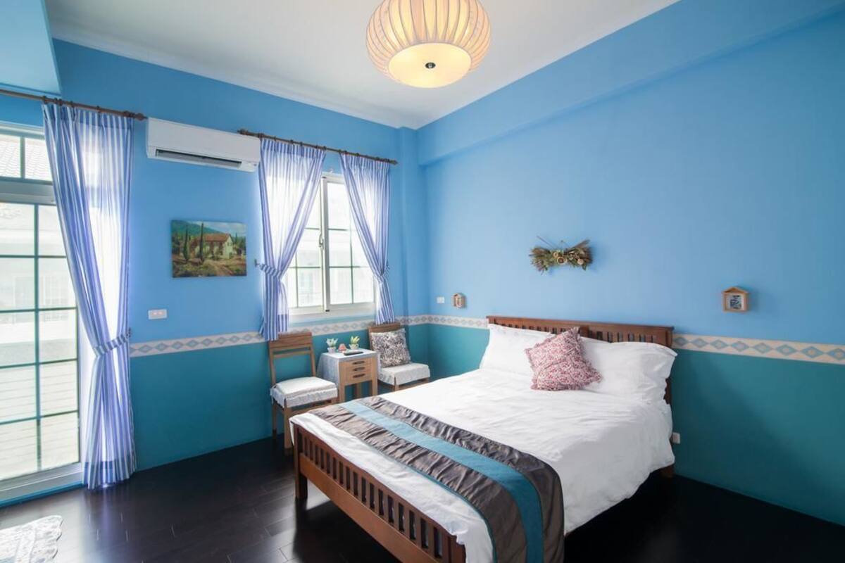 Desk, blackout curtains, rollaway beds, free WiFi