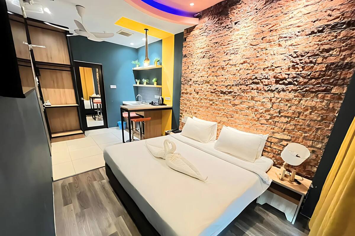 Basic Studio | Blackout curtains, iron/ironing board (on request), free WiFi