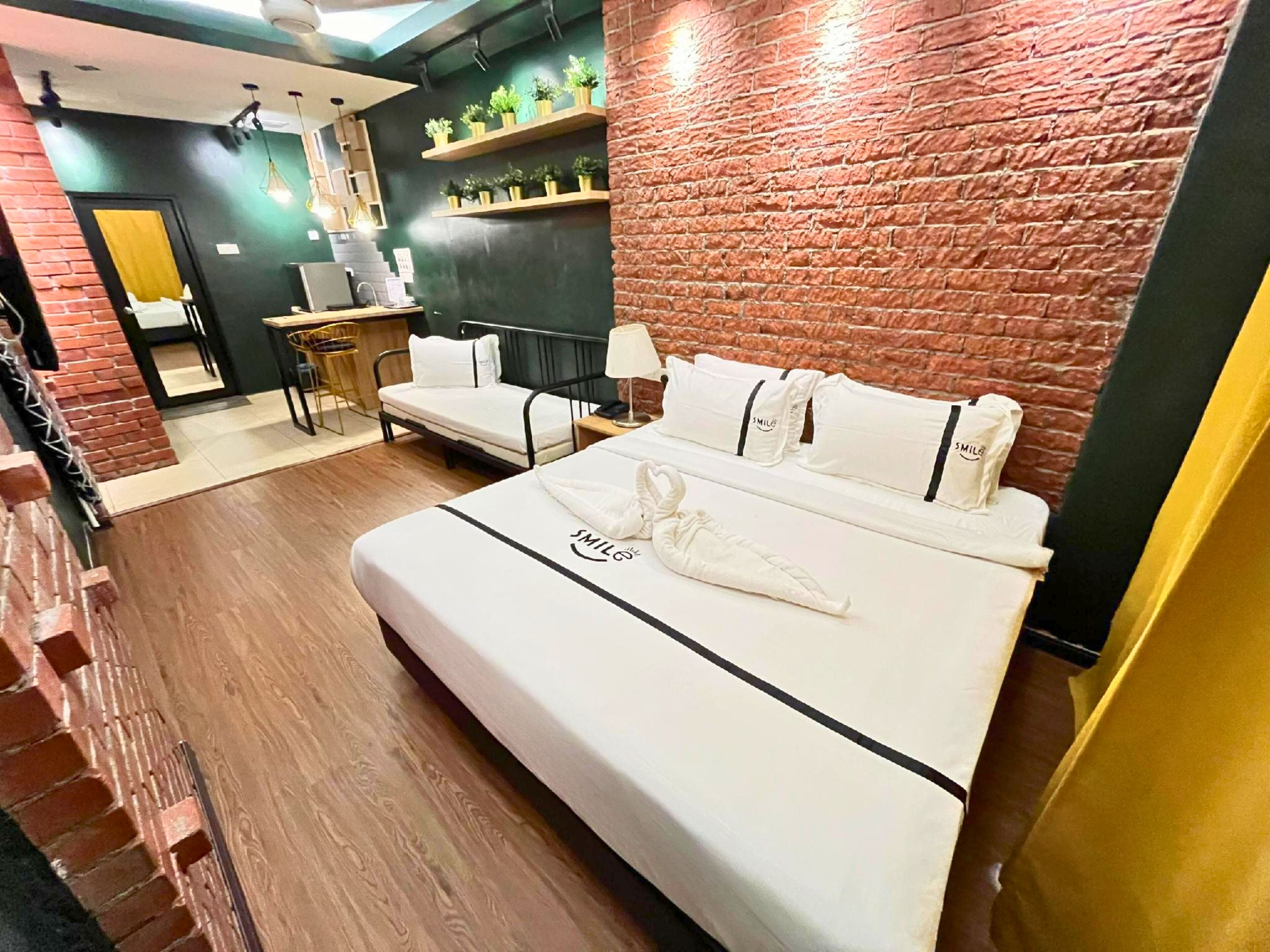 Deluxe Studio Suite | Blackout drapes, iron/ironing board, free WiFi, wheelchair access