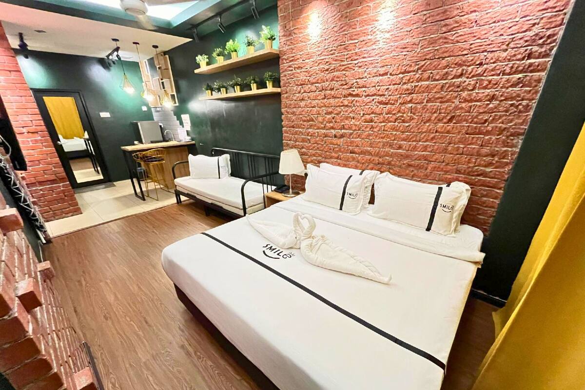 Deluxe Studio Suite | Blackout curtains, iron/ironing board (on request), free WiFi
