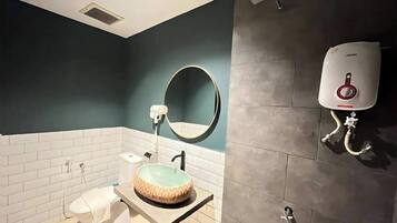 Classic Studio | Bathroom | Bathtub, free toiletries, hair dryer, bidet