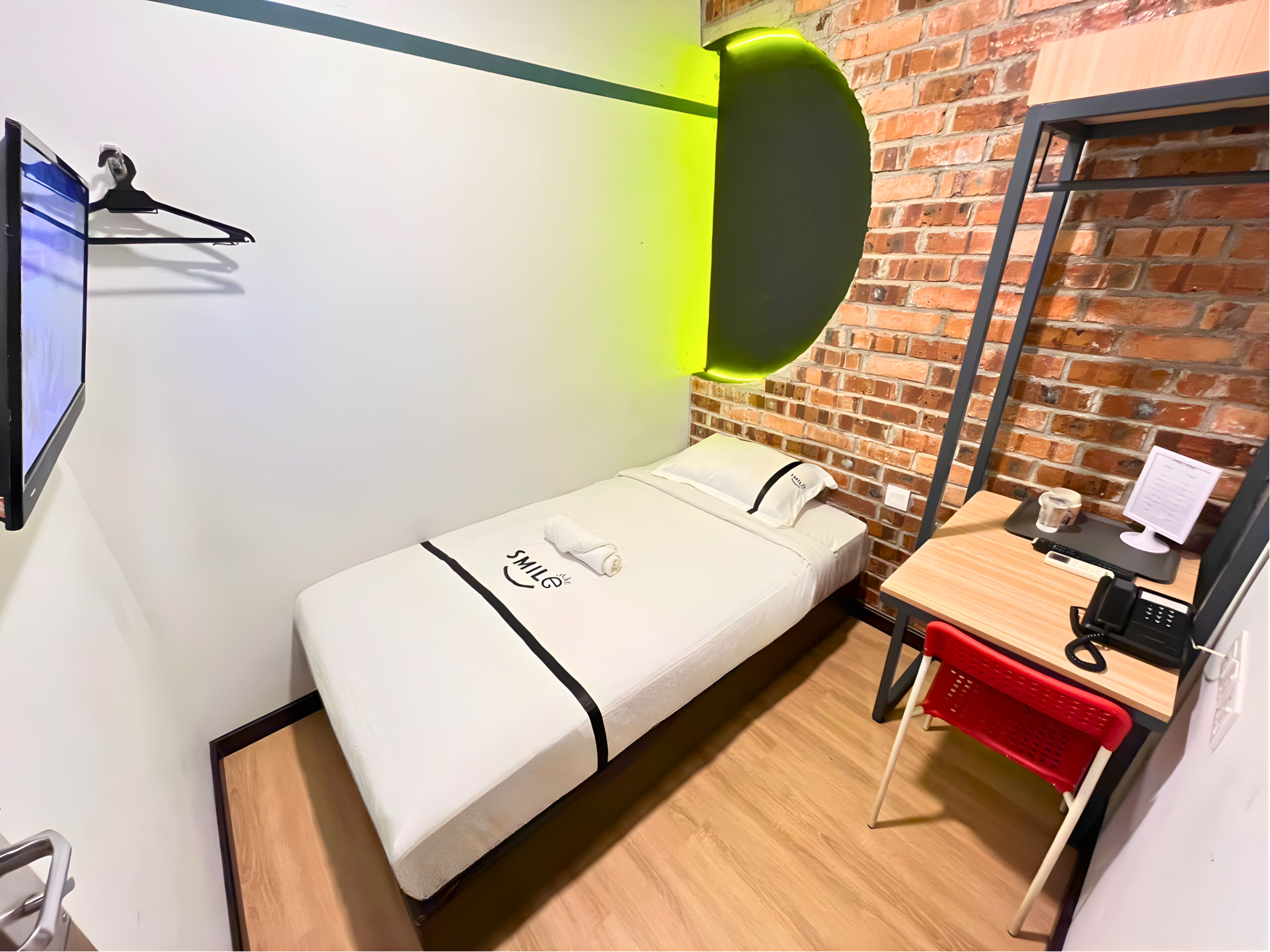 Single | Blackout drapes, iron/ironing board, free WiFi, wheelchair access