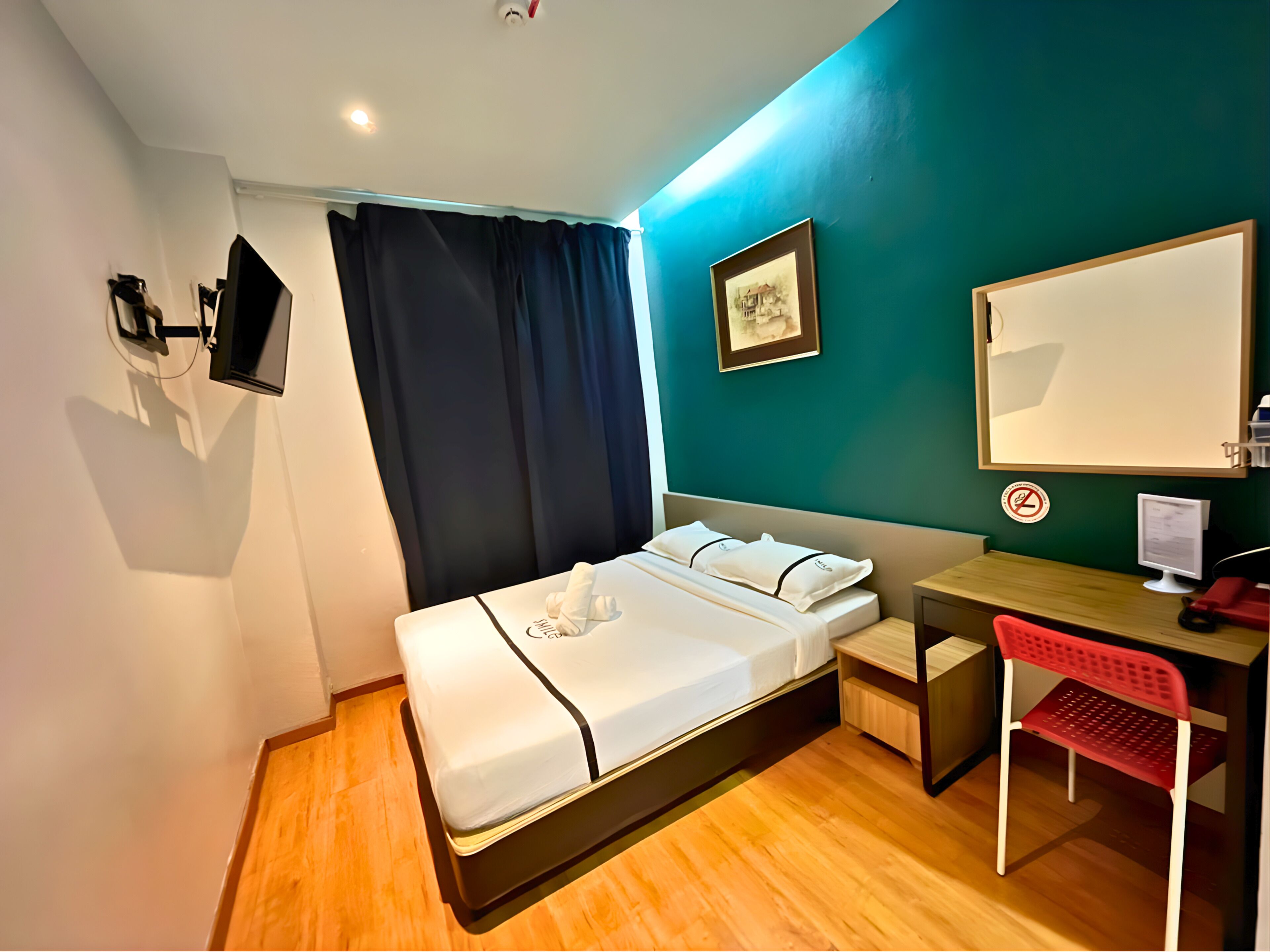 Deluxe | Blackout drapes, iron/ironing board, free WiFi, wheelchair access