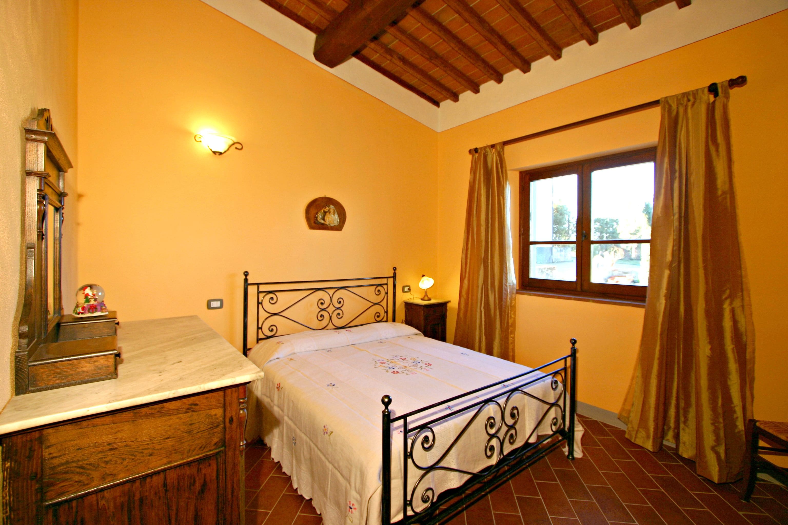 Minibar, Babybetten, kostenloses WLAN, Bettwäsche