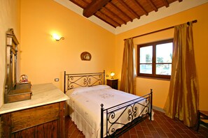 Minibar, Babybetten, kostenloses WLAN, Bettwäsche