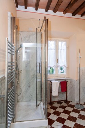 Double Room | Bathroom | Shower, free toiletries, hair dryer, bathrobes - Cavour 33 (Massa)