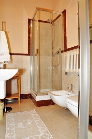 Bathroom - Cavour 33 (Massa)