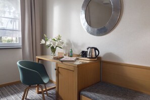 Business appartement | Luxe beddengoed, een minibar, een kluis op de kamer, een bureau