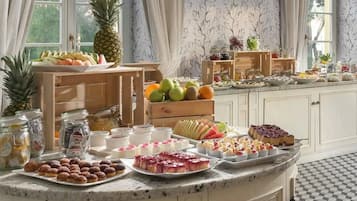 Daily buffet breakfast (PLN 120 per person)