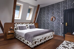 Deluxe tweepersoonskamer | Luxe beddengoed, een minibar, een kluis op de kamer, een bureau