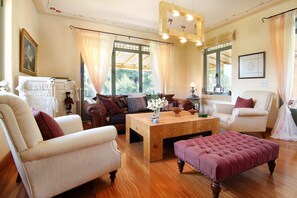 Villa, 5 chambres, piscine privée | Salle de séjour | Téléviseur à écran plat de 50 po avec télévision par câble