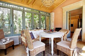 Villa, 5 chambres, piscine privée | Aire de séjour | Téléviseur à écran plat de 50 po avec télévision par câble