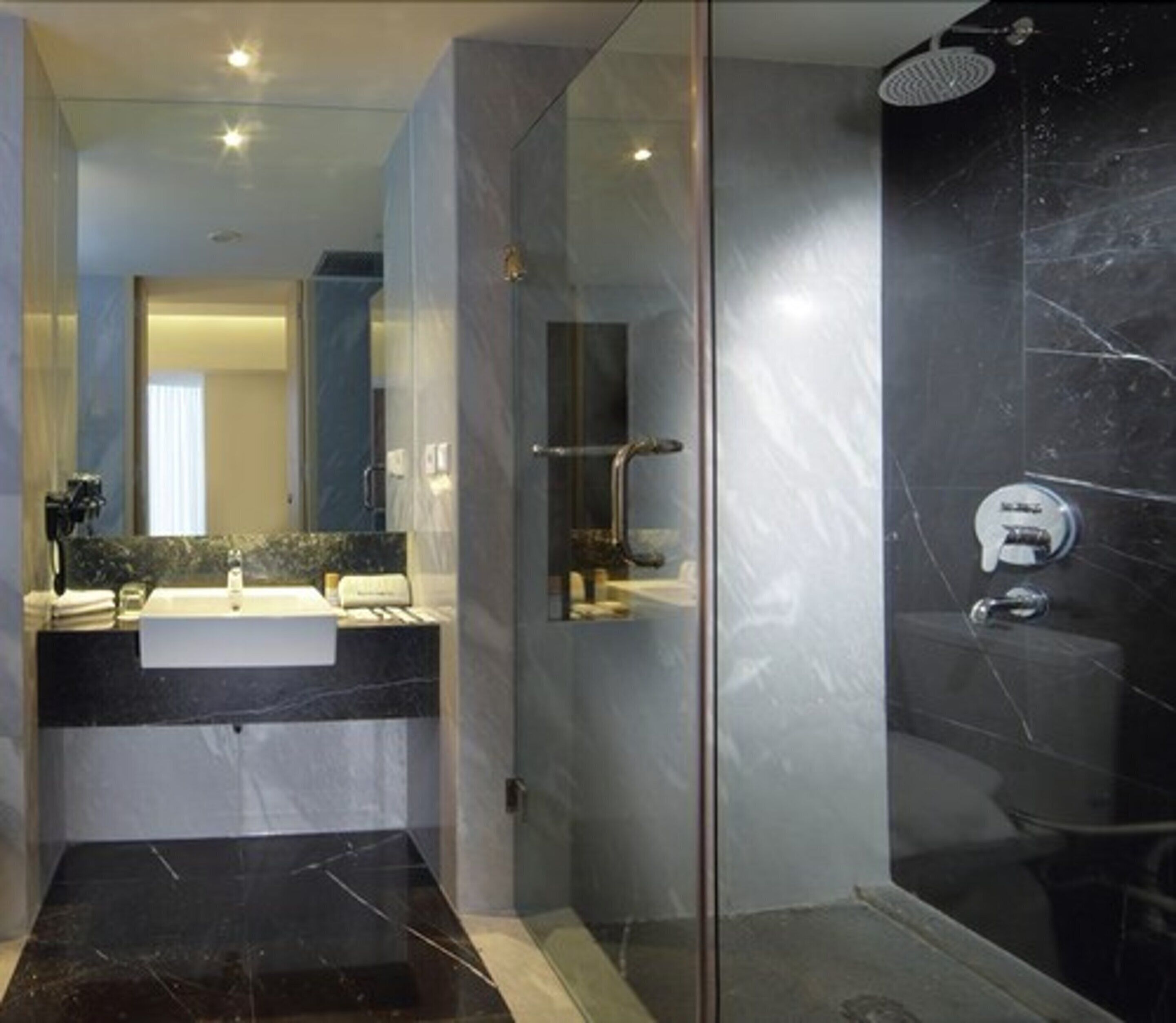 Phòng tắm | Đồ dùng nhà tắm miễn phí, máy sấy tóc, dép đi trong nhà 