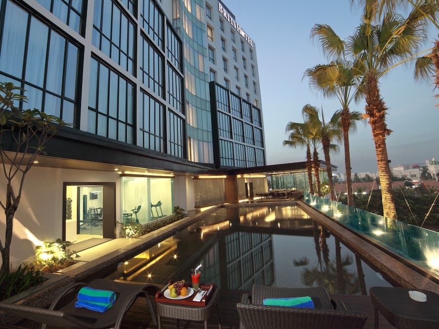 Una piscina al aire libre