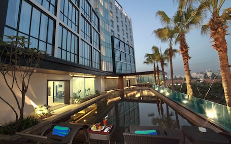 Una piscina al aire libre