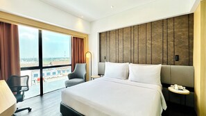 Kamar Double Superior | Brankas, meja kerja, ruang kerja ramah laptop, dan tirai kedap cahaya