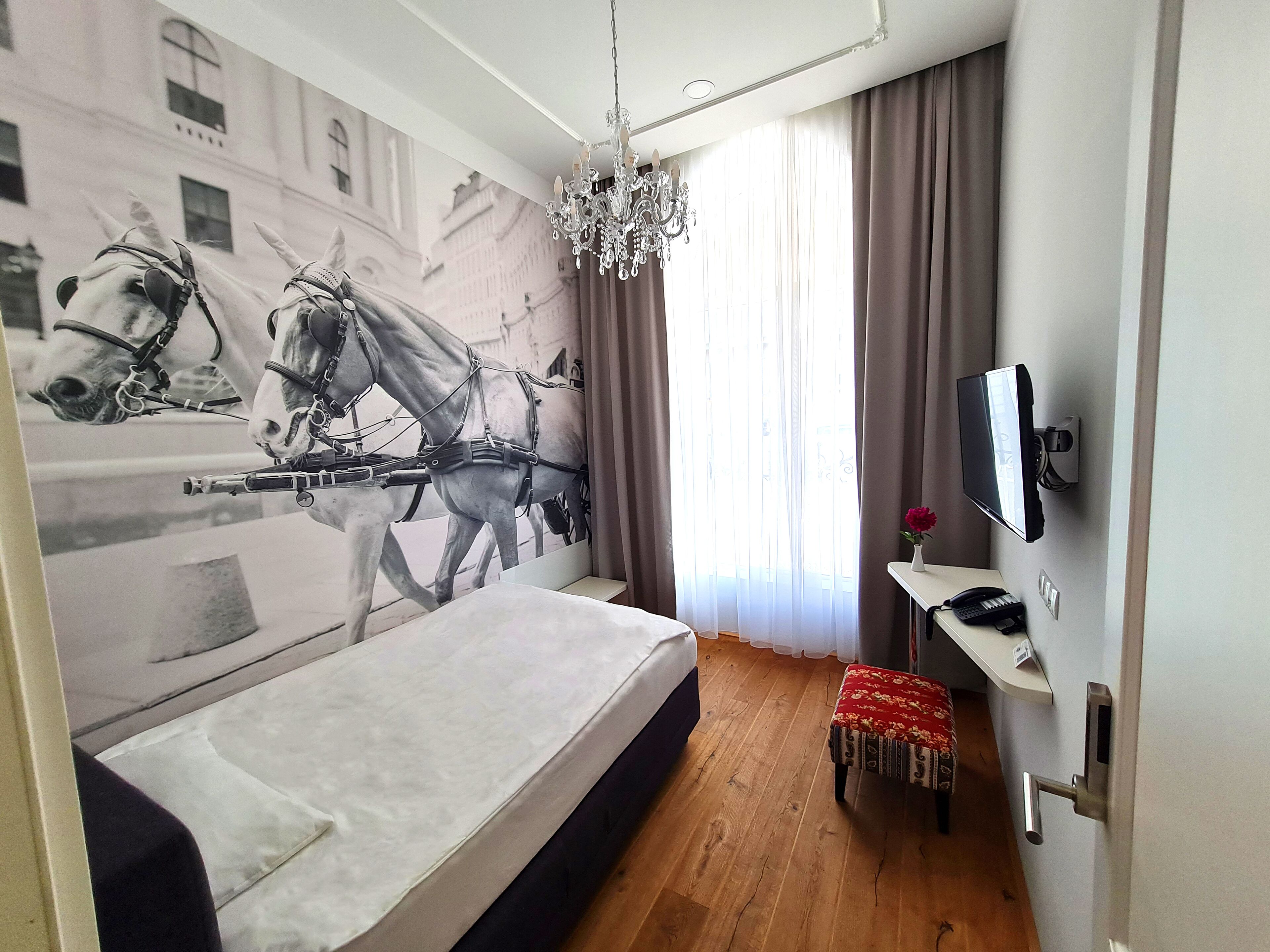 Quarto solteiro | Roupas de cama premium, cofres nos quartos, cortinas blackout