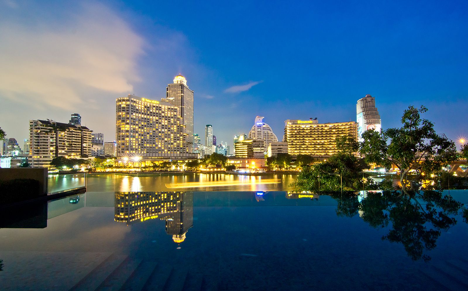 室內游泳池和5 座室外游泳池