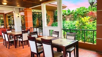 Breakfast, lunch, dinner served; Thai cuisine