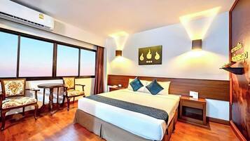 Desk, blackout curtains, free WiFi