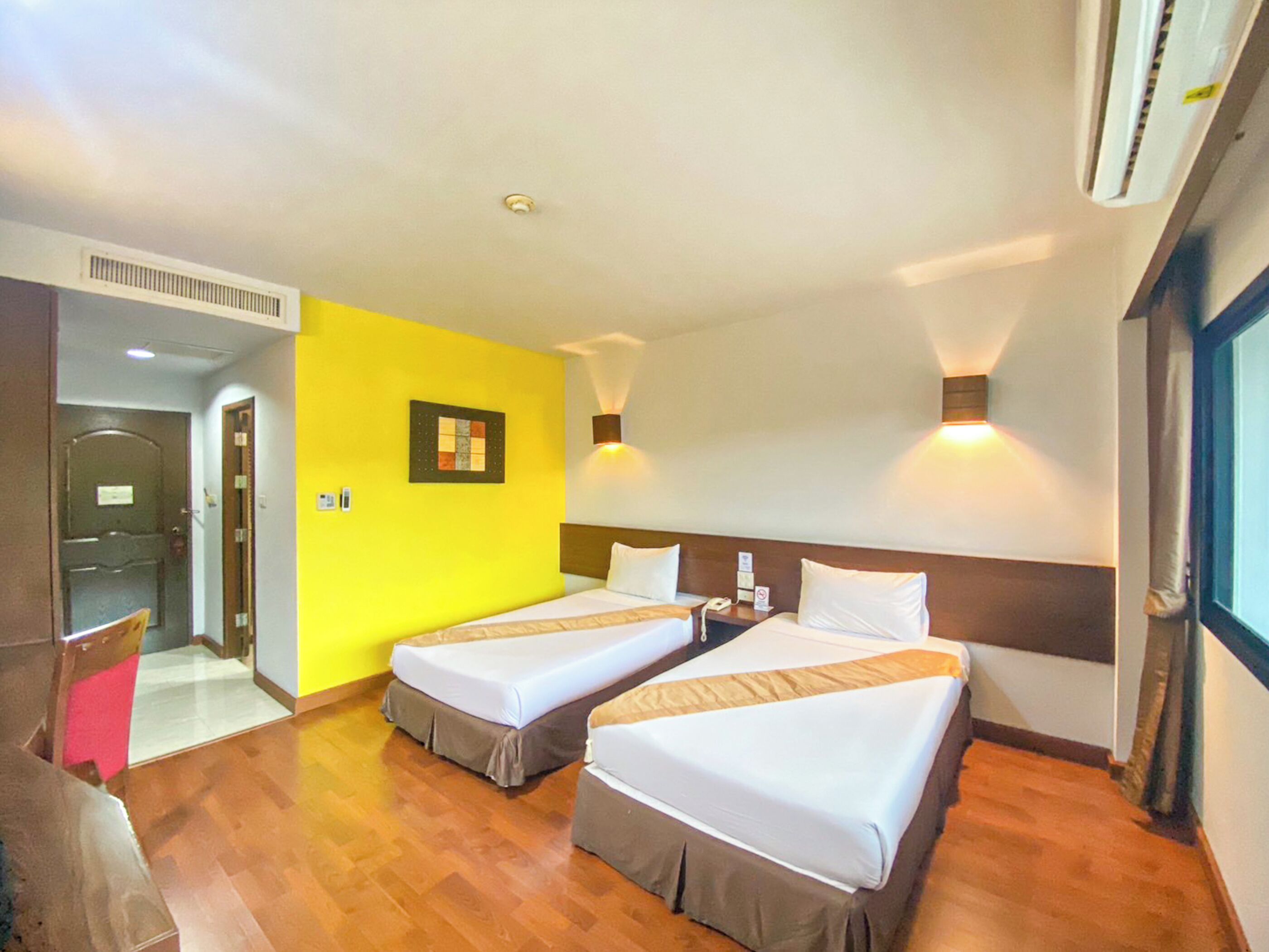 Schreibtisch, Verdunkelungsvorhänge, kostenloses WLAN