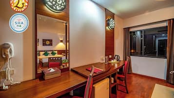 Suite Room - The Legend of Neilloware | Desk, blackout drapes, free WiFi