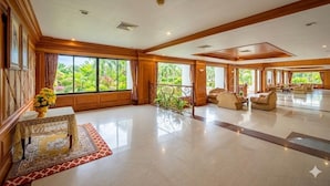 Un vestíbulo amplio con ventanas grandes, una recepción y zonas de estar cómodas.