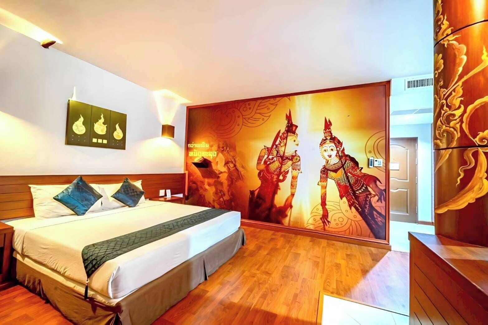 Ein Hotelzimmer mit Bett, Holzboden, Wandgemälde und Holzschrank.