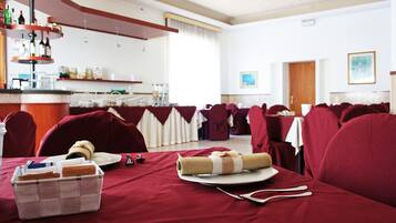 TĂ€gliches FrĂŒhstĂŒcksbuffet (5.00 EUR pro Person)