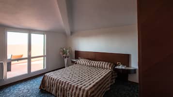 Minibar, Zimmersafe, individuell dekoriert, individuell eingerichtet