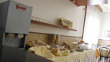 Colazione a buffet, servita tutte le mattine (5.00 EUR a persona) 