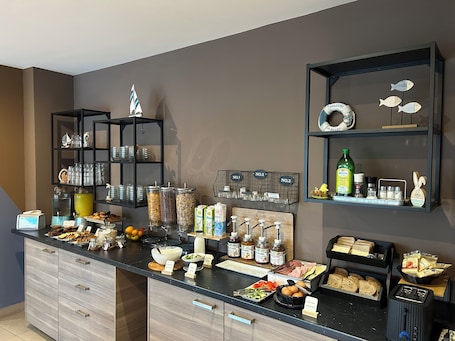 Free daily buffet breakfast. Ostello del Porto
