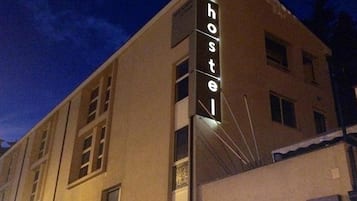 Fassade der Unterkunft – Abend/Nacht