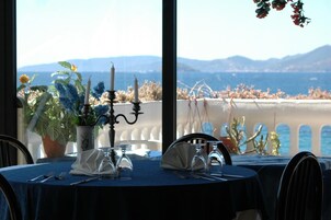 Café da manhã, almoço e jantar; culinária italiana, vistas para a praia 